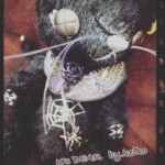 お鼻と爪、睫毛もシルバーで、キラキラお洒落な黒猫ちゃん。
お耳と足裏もシルバーの蜘蛛の巣風に…
*穴があってもほつれない様に処理してあります
胸には、spiderの刺繍が♪
首と手足もWジョイントで、くったりした守ってあげたくなる様な抱き心地です。 *pupi - Cat 〜spider〜*