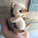 生地:モヘア
ジョイント:ハード5ジョイント
目:グラスアイ
詰め物:化繊綿・粒綿、ガラスペレット
手足のパット:なし
その他:鼻:プラアイ
サイズ:立たせた場合、全長約11cm
重さ:約 60g
説明:つぶらな瞳がCuteでしょ。ぽっこりおなかもチャームポイント。手の平サイズの可愛いコです。 ハリネズミちゃん