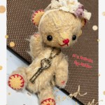 *Natchu*
赤いステッチと足裏の赤いハートが可愛いコ❤️胸には鍵のネックレス🗝大切な宝箱には何が入っているのかな?レースとお花でおめかしした女の子らしいベアちゃんです🌸沢山お話してあげてね♪優しく聞いてくれるはず